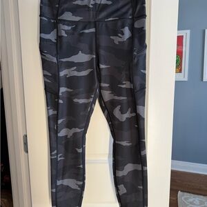 Athleta Women's 3/4 Length Cropped Leggings Black Camo Size M